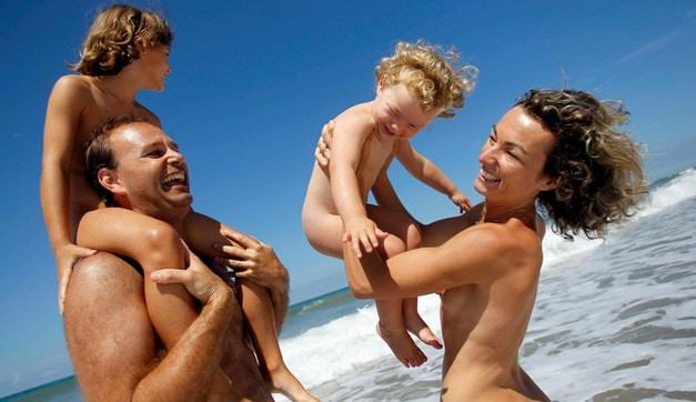 家族ヌーディズムビデオ、若者や大人ヌーディスト海 | Family nudism video, young and adult naturists sea [European naturism]