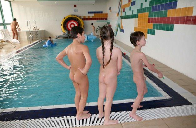 プールの写真シリーズの家族ヌーディズムの裸体主義 | Family nudism naturism in the pool photo series purenudism [European naturism]