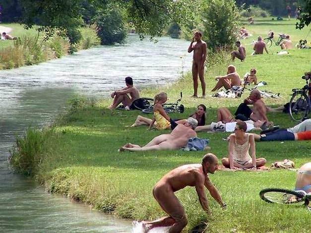 自然の中でドイツのビデオ裸体主義、ヌーディストの大規模なグループ | Germany video naturism in nature, a large group of nudists [European naturism]