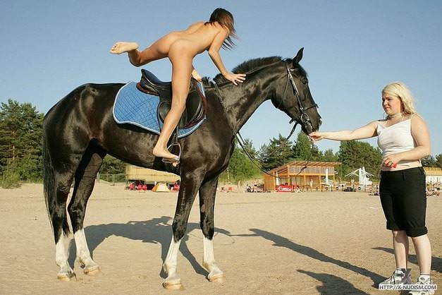 女の子が馬に乗る若いヌーディスト | Young nudists girls ride on horseback Purenudism photo [European naturism]