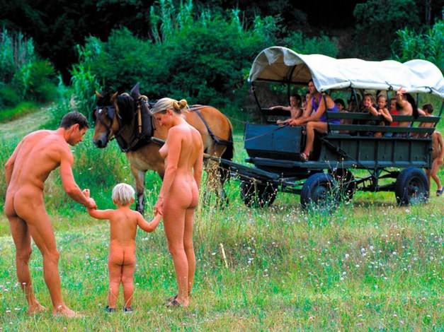 大人の家族の性質や若いヌーディストビデオの上を歩きます | Walk on the nature of the family of adults and young naturists video [European naturism]