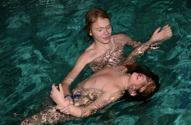 プール写真の大人とティーンヌーディスト | Adults and teens nudists in the pool photo Purenudism [European naturism]