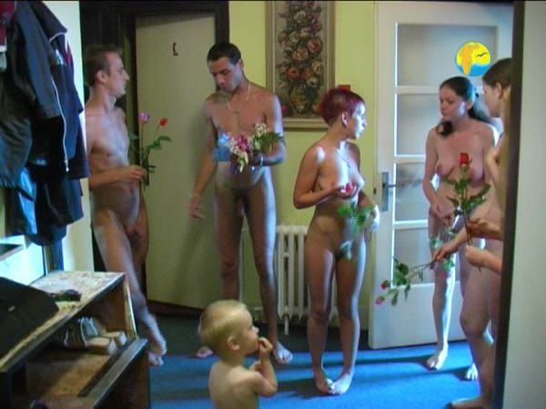 第一子が誕生したヌーディストの家族についてのビデオ | Video about the family of nudists in which first child was born [European naturism]