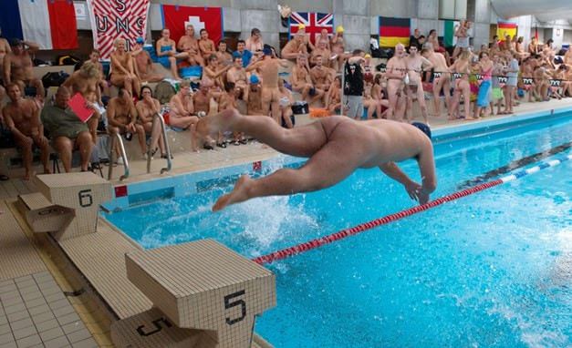 プールビデオでヌーディズムのこの驚くべき文化 | This amazing culture of nudism in the pool video [European naturism]