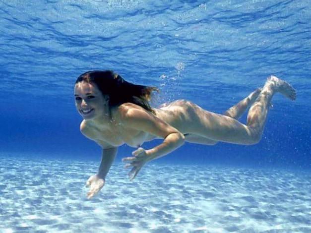 若い女の子のグループ裸泳ぎをヌーディストして休暇のビデオを楽しみます | Group of young girls nudist naked swim and enjoy your vacation video [European naturism]