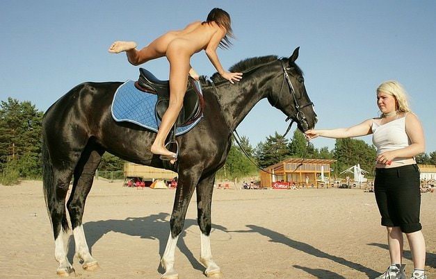 乗馬の大人や若いヌーディスト動画 | Horseback riding adult and young naturists video [European naturism]