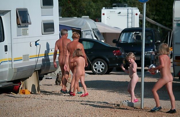 良質で裸体主義テントキャンプの写真 | Naturism tent camp photos in good quality Purenudism gallery [European naturism]