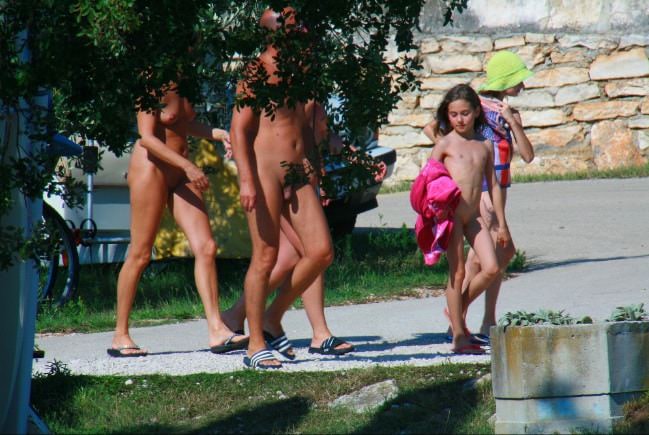 ヌーディストの写真のための休日の公園のヌーディスト | Naturists on holiday park for naturists photos [European naturism]