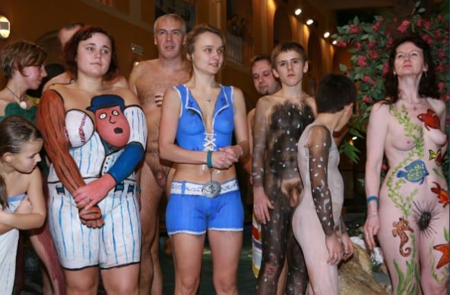 スイスの写真でカラフルなカーニバルの仮装ヌーディスト | Colourful carnival masquerade naturists in Switzerland photos [European naturism]