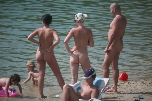 湖の写真の裸の家族ヌーディスト | Family nudists naked in the lake photo [European naturism]