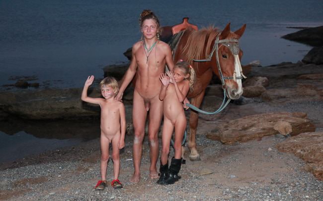 夜の写真純粋な裸体主義で海に家族ヌーディズム | Family nudism on the sea at night photo pure naturism [European naturism]