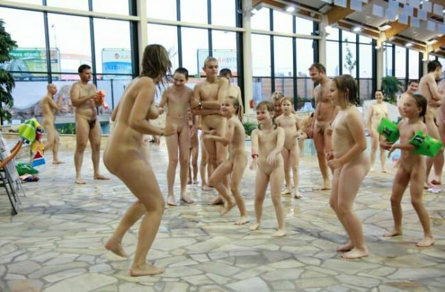 プール新しい写真純粋な世界で裸体主義ヌーディズム | Naturism nudism in the pool new photos pure world [European naturism]