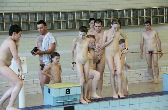 家族ヌーディズム - プール写真の裸の人々 | Family nudism - naked people in the pool photo [European naturism]