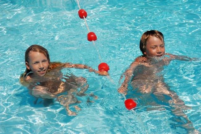 プールでの子供たちとの写真裸ヌーディスト | Photo naked naturists with children in the pool [European naturism]