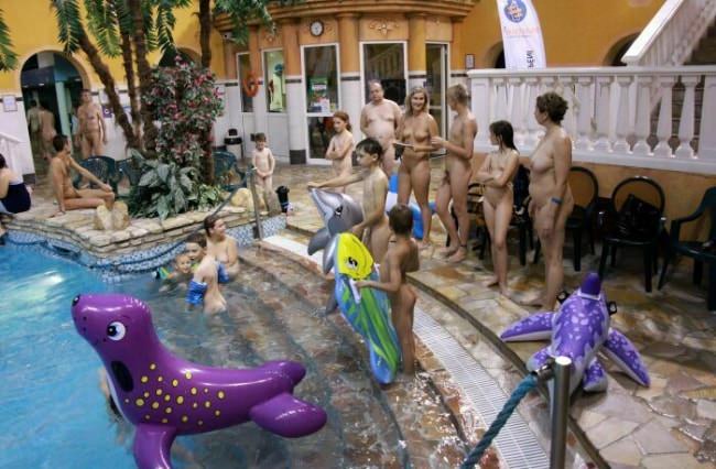 プールファミリーヌーディズム新しい写真で裸体主義ヌーディズム | Naturism nudism in the pool family nudism new photos [European naturism]