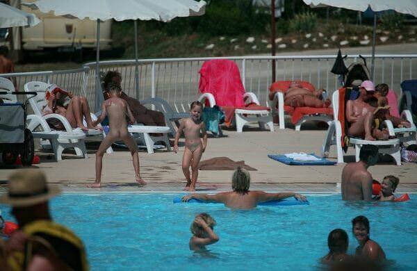 プール写真の英国の家族のヌーディズム | British family nudism in the pool photo [European naturism]