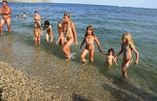 ブルガリア写真ビーチでヌーディスト | Nudists on the beach in Bulgaria Photo [European naturism]