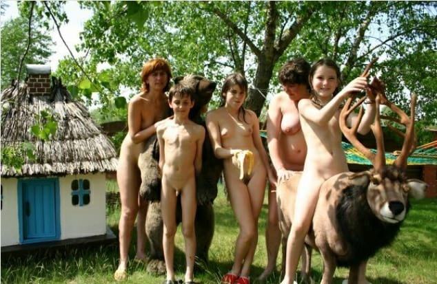 美しいロケーションで自然に家族裸体主義のヌーディズムの写真 | Family naturism nudism photo on nature in a beautiful location [European naturism]